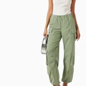 ALICE + OLIVIA
Shara Parachute Cargo Pants in Recycled-nylon